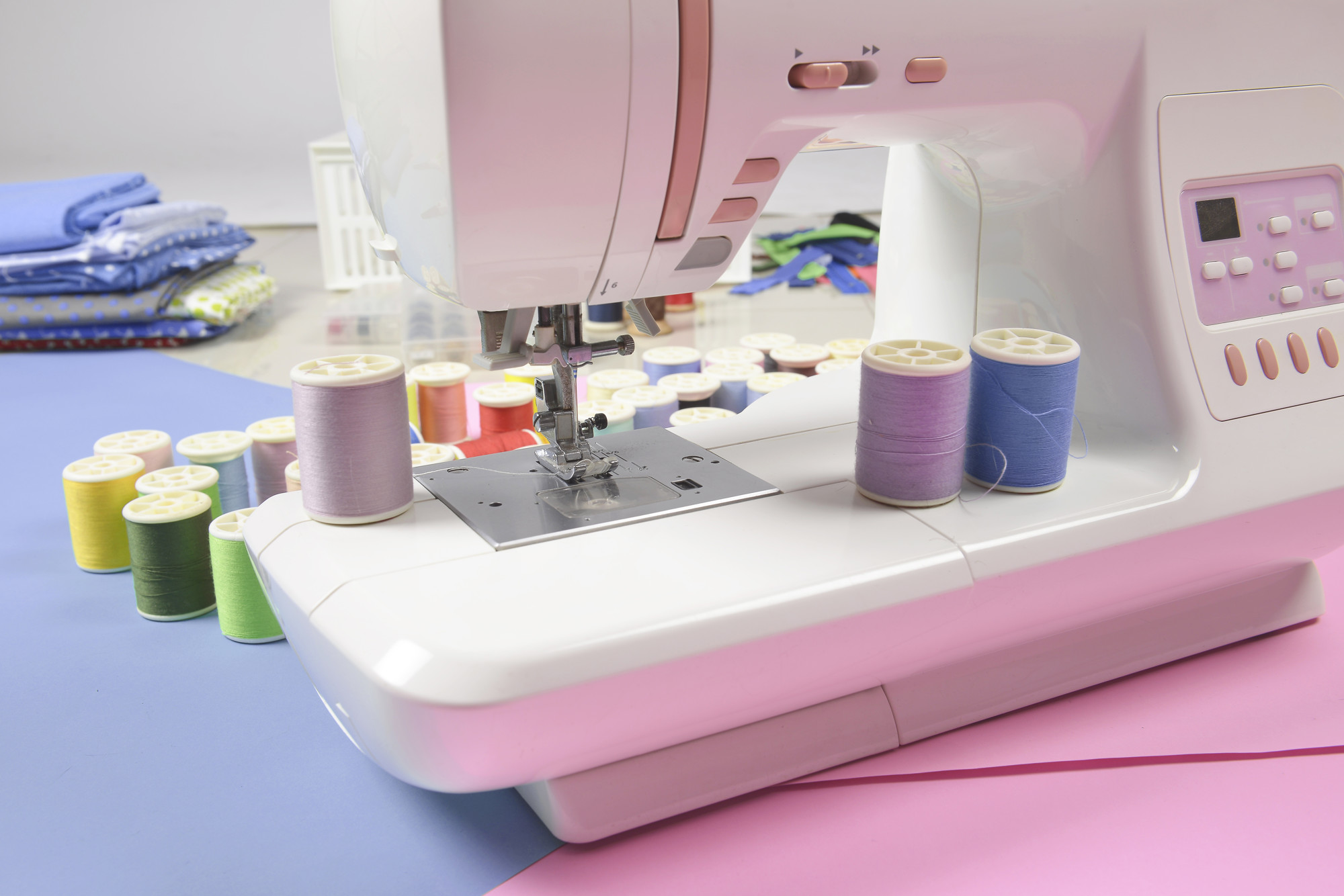 tavolo da lavoro con macchina da ricamo compatta